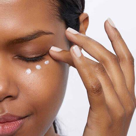 Augenringe abdecken Anleitung gegen dunkle Schatten IT Cosmetics